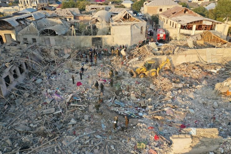 MSB: "Cephe hattında Kahraman Azerbaycan Ordusu’nun önünden kaçan Ermenistan, bir kez daha namertçe ve korkakça Gence’de sivil yerleşim yerlerini füzeyle vurdu. Kardeş Azerbaycan bu alçaklığa cevabı cephede vermektedir."
