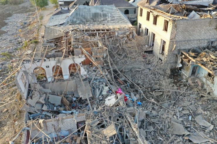 MSB: "Cephe hattında Kahraman Azerbaycan Ordusu’nun önünden kaçan Ermenistan, bir kez daha namertçe ve korkakça Gence’de sivil yerleşim yerlerini füzeyle vurdu. Kardeş Azerbaycan bu alçaklığa cevabı cephede vermektedir."