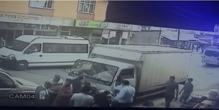 Sultanbeyli’de otomobil çarpan üç kız çocuğunun şans eseri kurtuluşu kamerada
