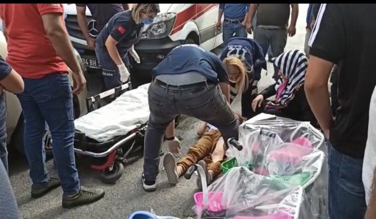 Sultanbeyli’de otomobil çarpan üç kız çocuğunun şans eseri kurtuluşu kamerada