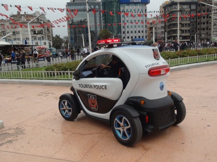 Taksim Meydanı’nda drone destekli korona virüs denetimi yapıldı