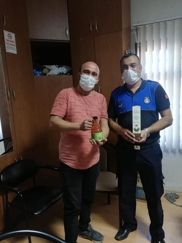 Zabıtalara bağışıklık sistemini güçlendiren keçiboynuzu pekmezi hediye etti
