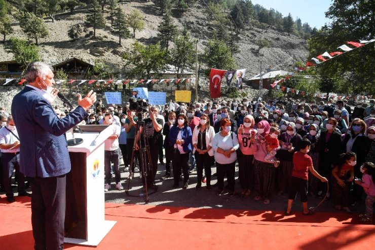 Karalar’dan siyaseti birleştiren hizmet