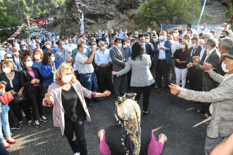 Karalar’dan siyaseti birleştiren hizmet