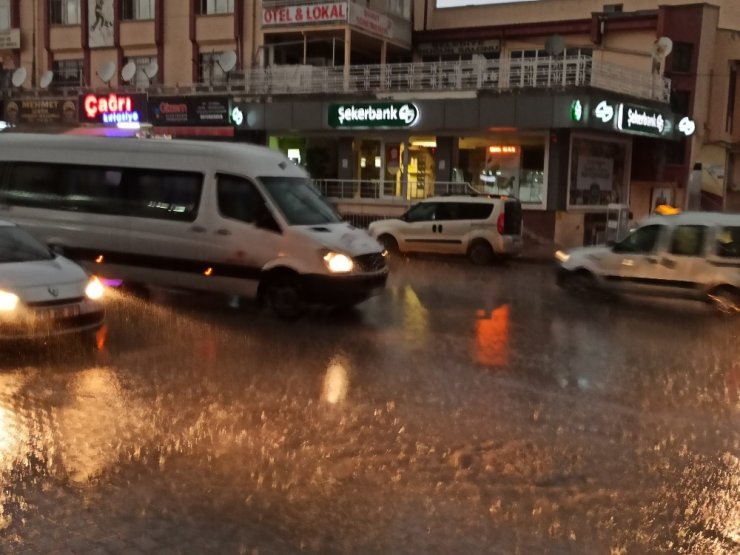 Şuhut’ta gece karanlığını şimşekler gündüze çevirdi
