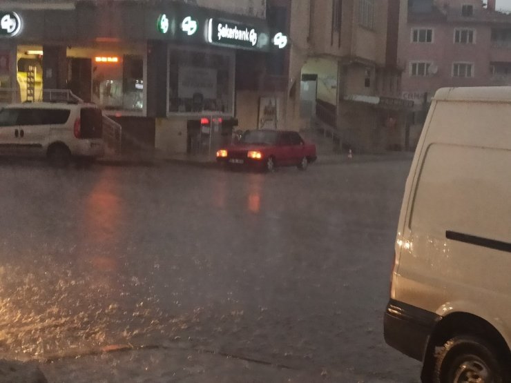 Şuhut’ta gece karanlığını şimşekler gündüze çevirdi