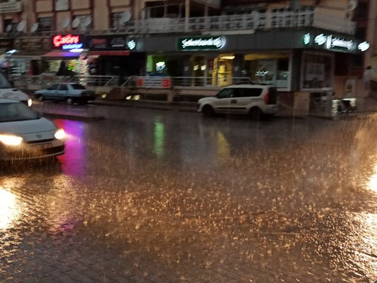 Şuhut’ta gece karanlığını şimşekler gündüze çevirdi