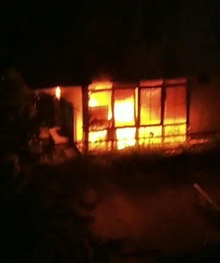 Antalya’da yanan apartman dairesi kullanılmaz hale geldi
