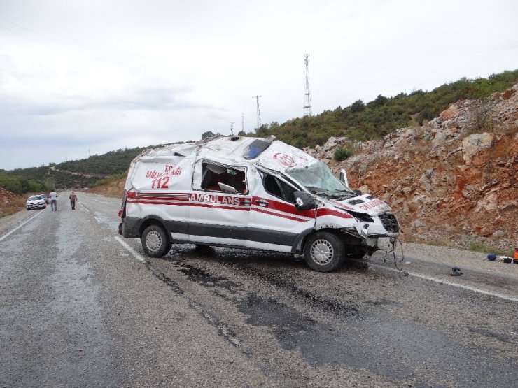 Bilecik’te hastaya giden ambulans kaza yaptı: 2 yaralı