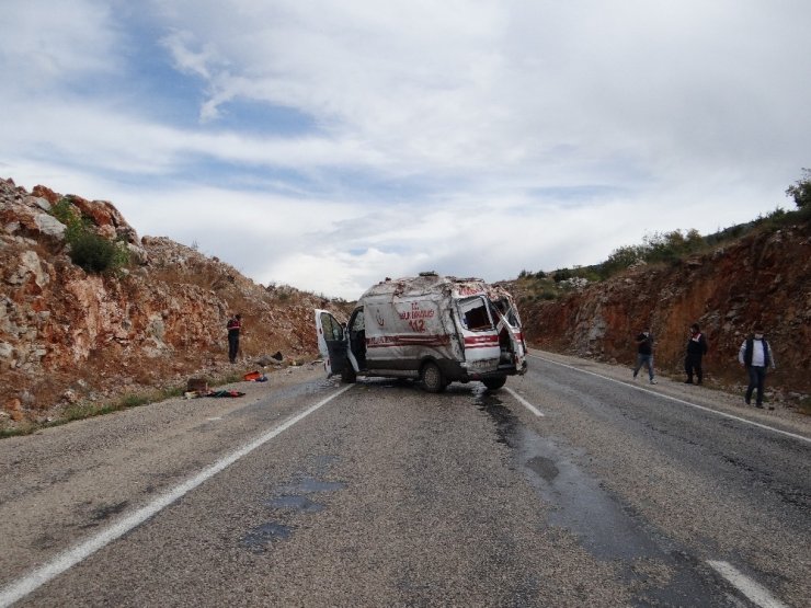 Bilecik’te hastaya giden ambulans kaza yaptı: 2 yaralı