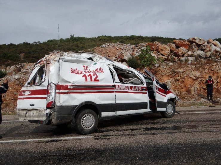 Bilecik’te hastaya giden ambulans kaza yaptı: 2 yaralı