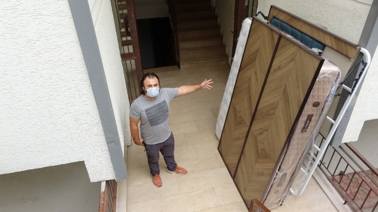 Taşıdıkları eşyaların yarısını bırakıp, yarısını alarak kayıplara karıştılar