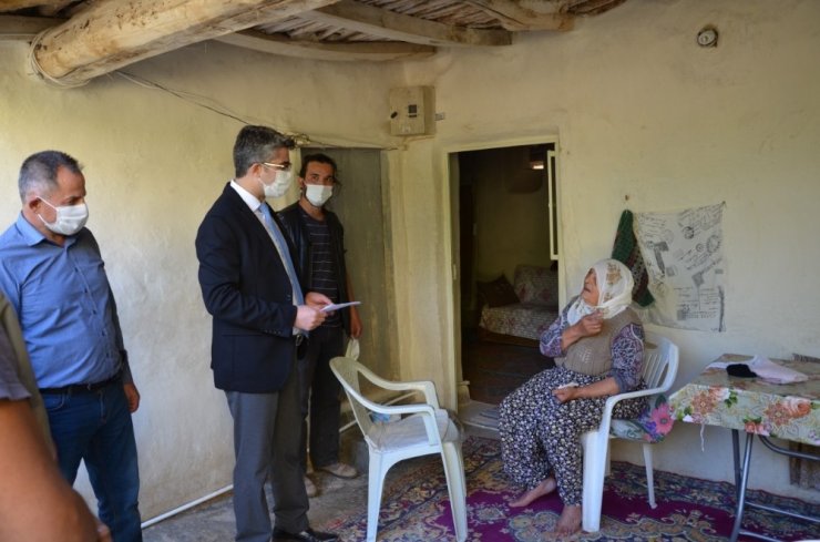 Çat kapı ziyaretten yaşlılar memnun