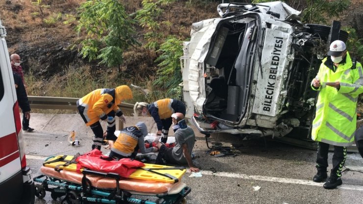 Bilecik’te çöp kamyonu devrildi: 3 yaralı