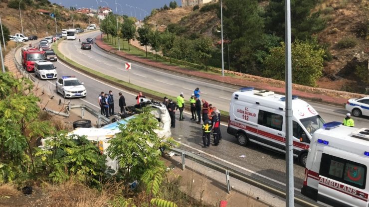 Bilecik’te çöp kamyonu devrildi: 3 yaralı