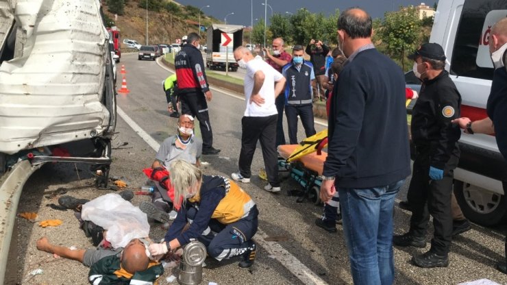 Bilecik’te çöp kamyonu devrildi: 3 yaralı