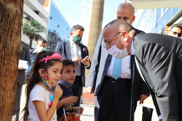 Vali Atik maskeye takmak istemeyen miniği ikna etti