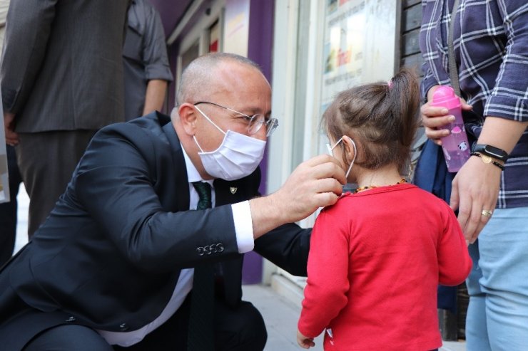 Vali Atik maskeye takmak istemeyen miniği ikna etti