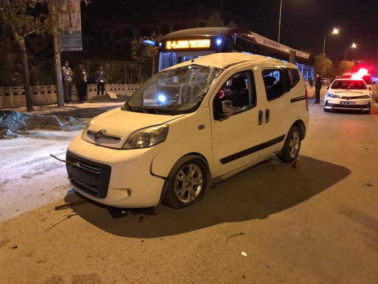 Ticari araç karşı şeride geçti otomobile çarptı: 4 yaralı