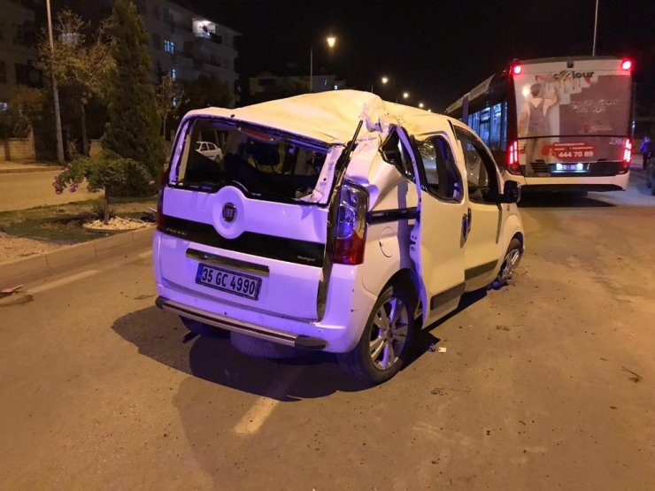 Ticari araç karşı şeride geçti otomobile çarptı: 4 yaralı