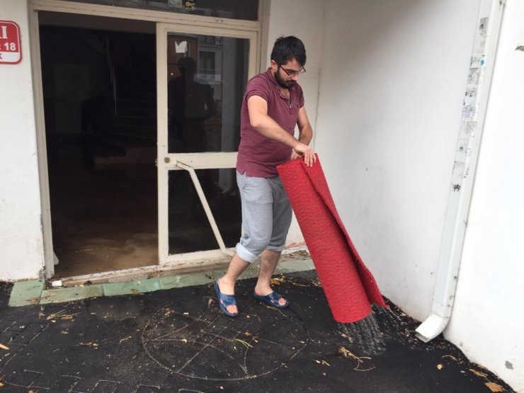 Eskişehir’de aniden başlayan yağmur ve dolu yağışı hayatı felç etti