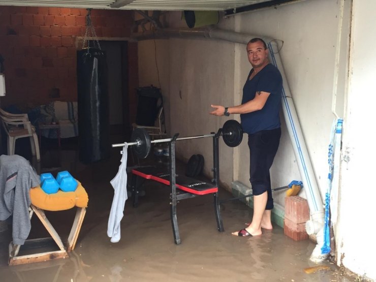 Eskişehir’de aniden başlayan yağmur ve dolu yağışı hayatı felç etti