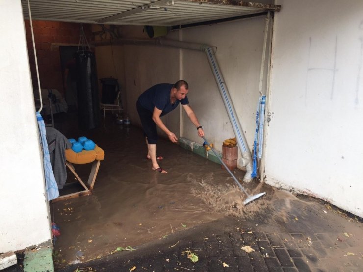 Eskişehir’de aniden başlayan yağmur ve dolu yağışı hayatı felç etti