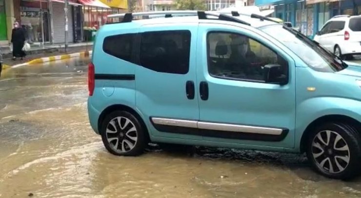 İstanbul’da yoğun yağış etkili oldu, yollar göle döndü