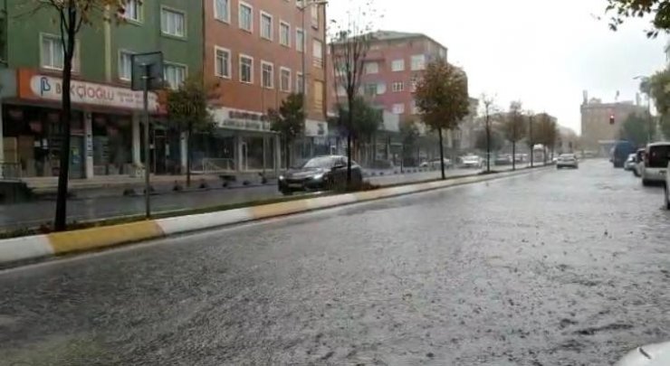 İstanbul’da yoğun yağış etkili oldu, yollar göle döndü