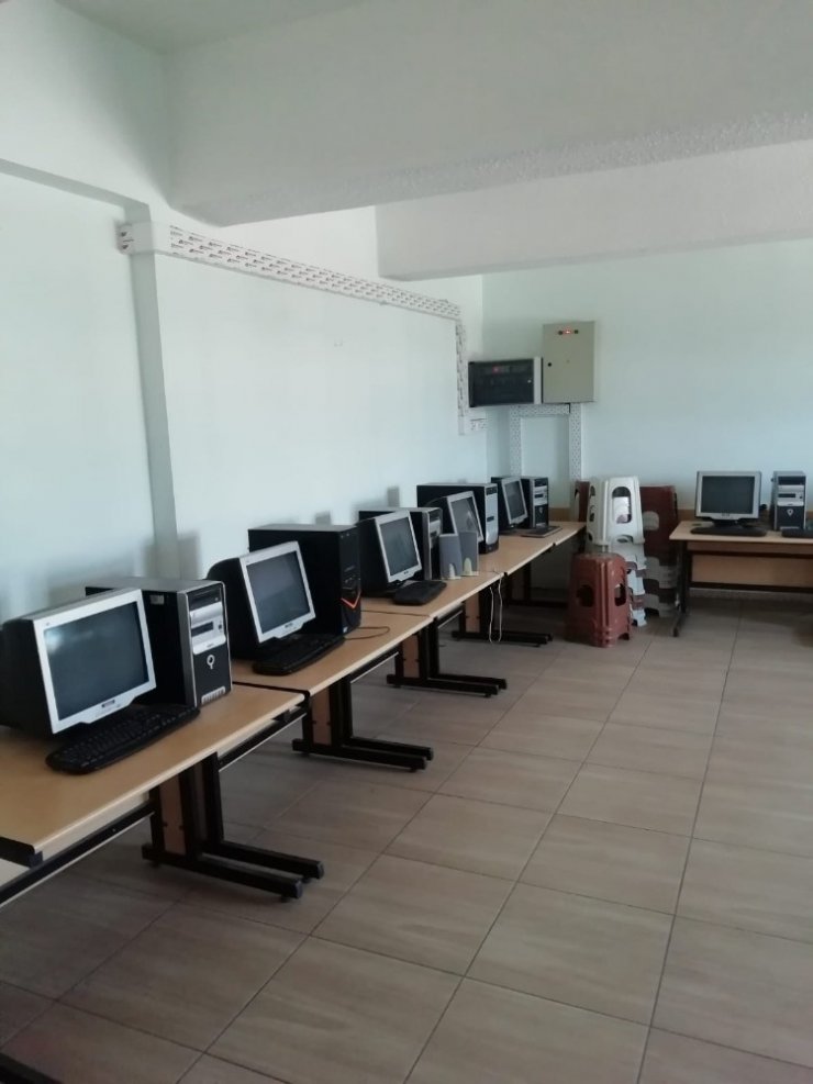 Genç mimarlarlar ellerine matkap ve fırçaları alıp işçi olarak çalıştı