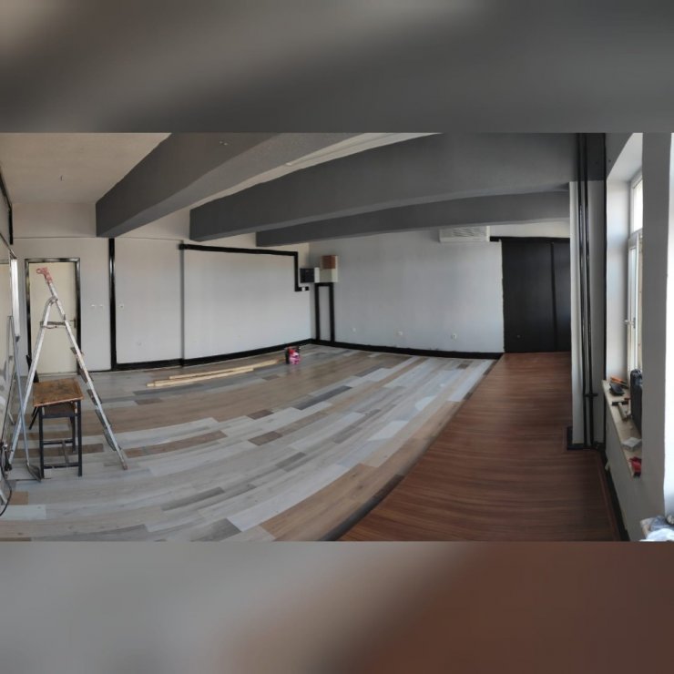 Genç mimarlarlar ellerine matkap ve fırçaları alıp işçi olarak çalıştı