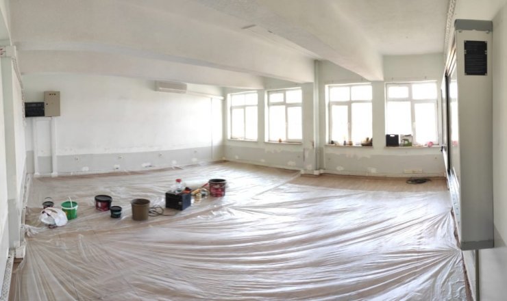 Genç mimarlarlar ellerine matkap ve fırçaları alıp işçi olarak çalıştı