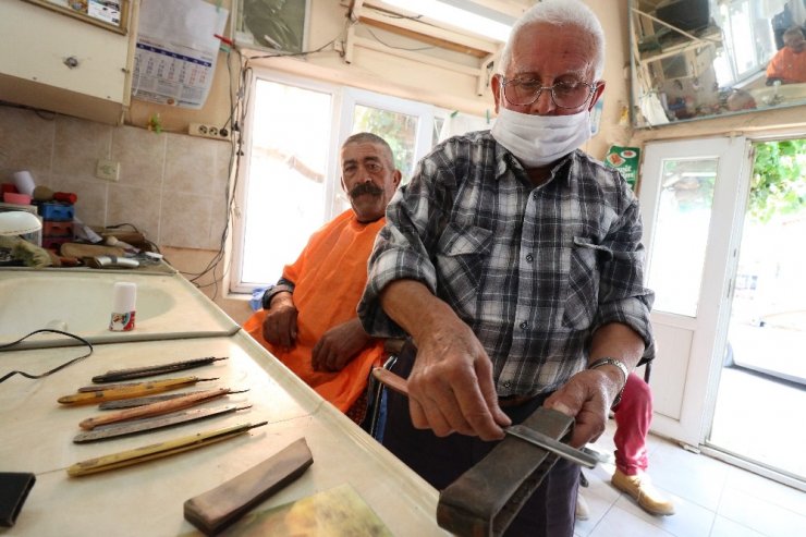 66 yıldır ekmeğini makas ve usturadan çıkarıyor