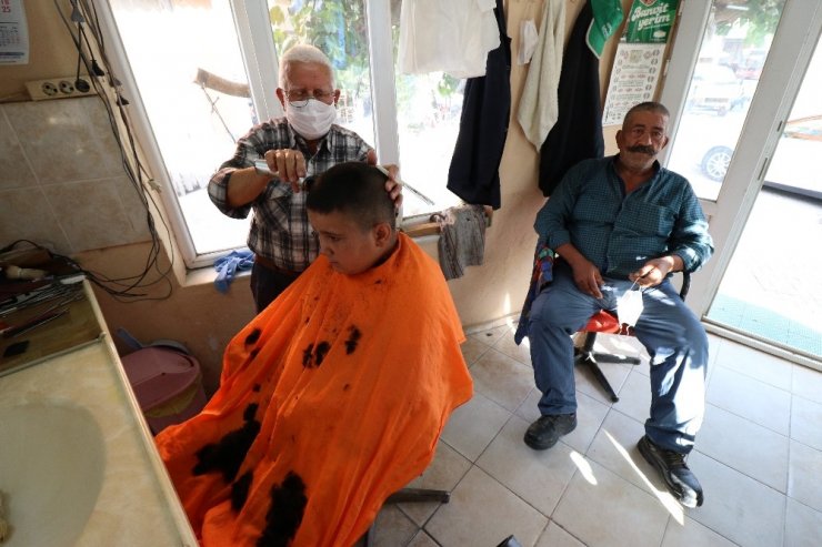 66 yıldır ekmeğini makas ve usturadan çıkarıyor