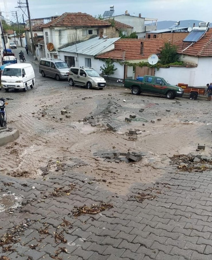 Saruhanlı’yı sel vurdu