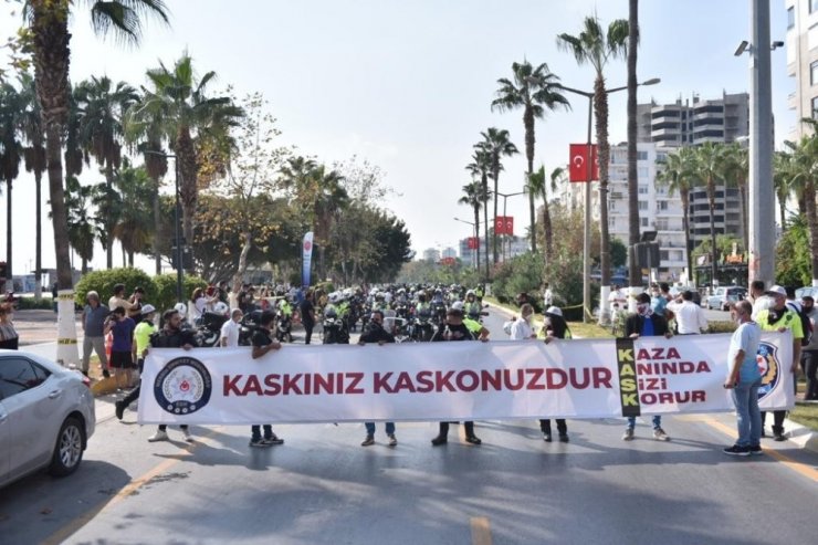 Mersin’de polis motosiklet tutkunlarıyla şehir turu attı