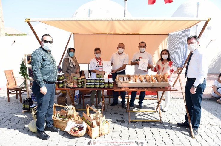 Tarsus’ta açılan yeryüzü pazarı yoğun ilgi gördü