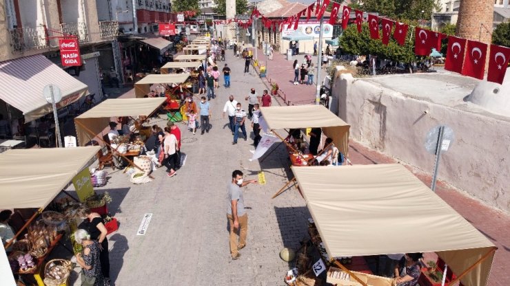Tarsus’ta açılan yeryüzü pazarı yoğun ilgi gördü