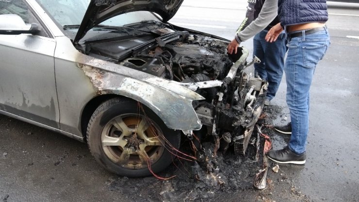 Pendik’te Audi marka araç alev alev yandı
