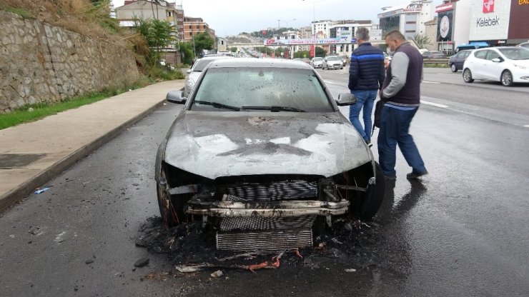 Pendik’te Audi marka araç alev alev yandı