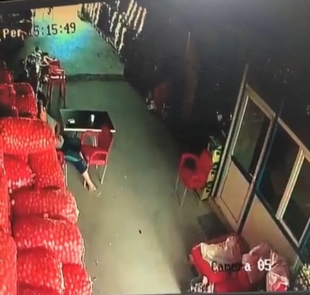 Gözlerine baka baka cep telefonlarını çaldı