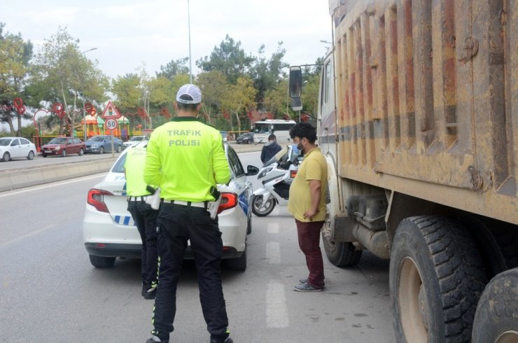 Seyir halindeki motosiklet devrildi
