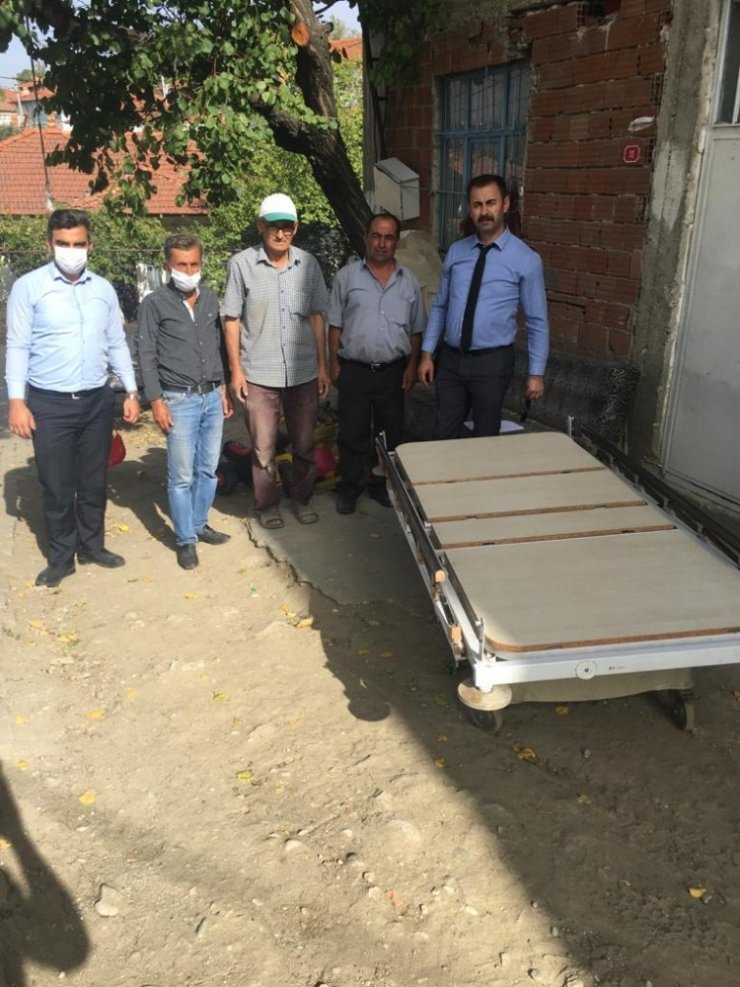 Gördes’te ihtiyaç sahiplerine hasta yatakları teslim edildi