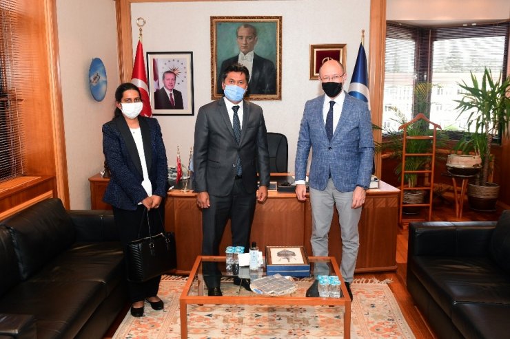 Sri Lanka Büyükelçisi Mohamed Rizvi Hassen, Rektör Erdal’ı ziyaret etti