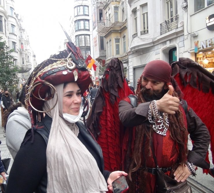 Taksim’de ilginç kostümleriyle ilgi odağı oldular