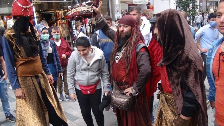 Taksim’de ilginç kostümleriyle ilgi odağı oldular