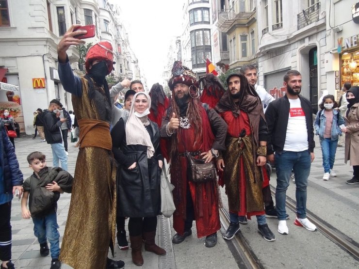 Taksim’de ilginç kostümleriyle ilgi odağı oldular