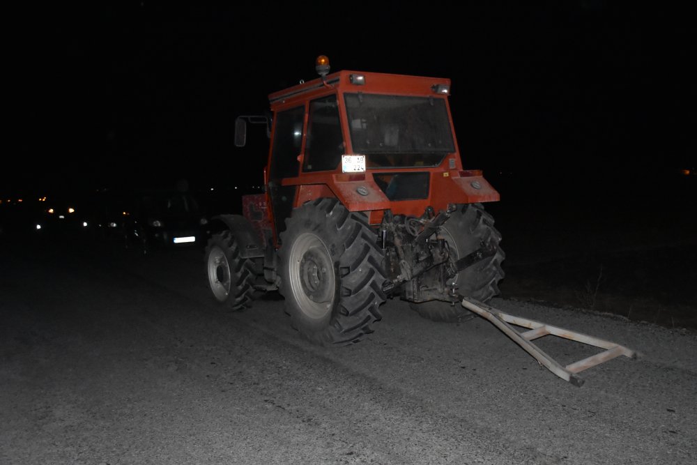 Ticari araç traktörün römorkuna çarptı! 2 ölü 2 yaralı