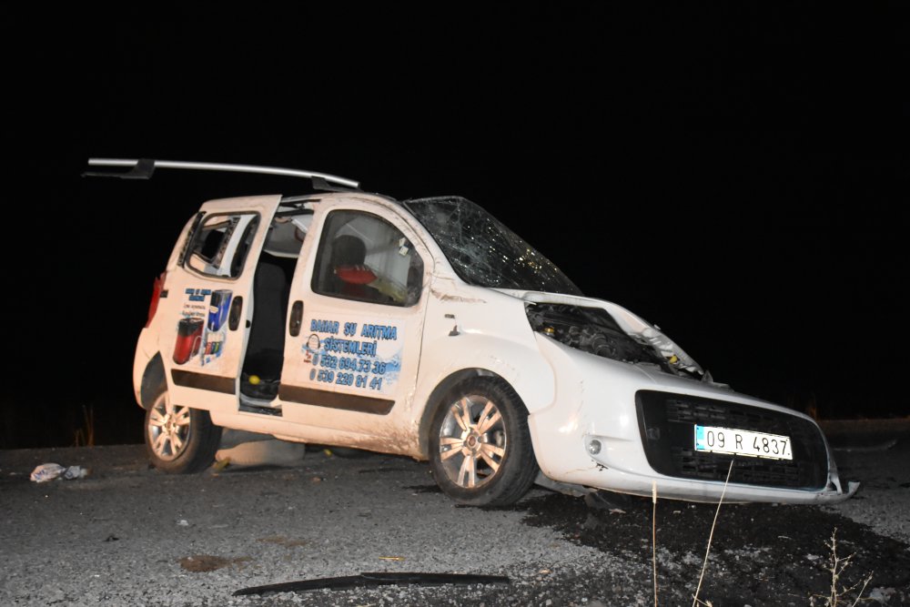 Ticari araç traktörün römorkuna çarptı! 2 ölü 2 yaralı