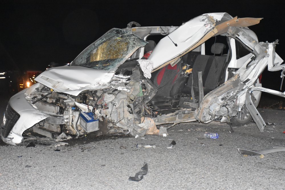 Ticari araç traktörün römorkuna çarptı! 2 ölü 2 yaralı